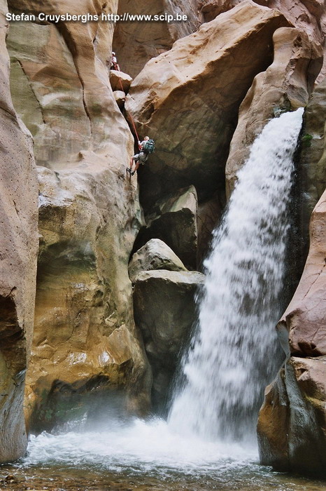 Wadi Mujib siq - Stefan Door het water wandelden we in de siq van Wadi Mujib. Uiteindelijk moeten we via een touw afdalen langsheen een 20m hoge waterval. Stefan Cruysberghs